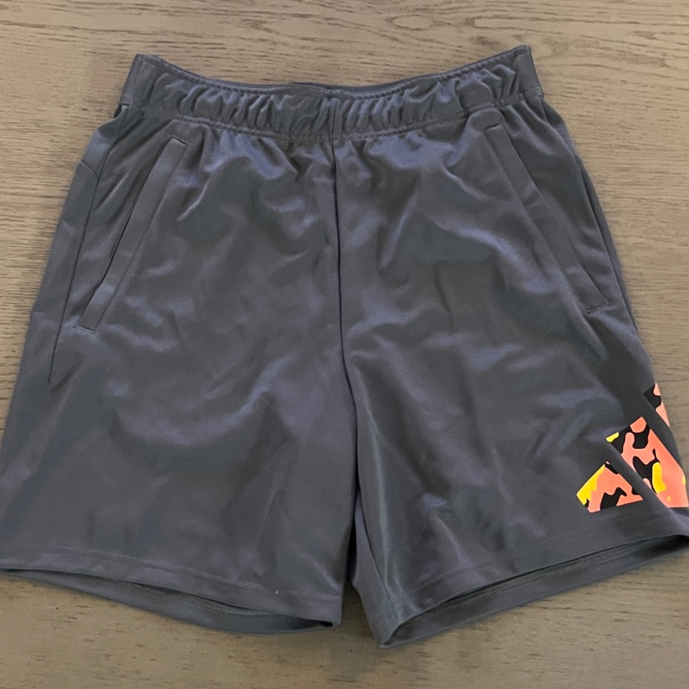 ADIDAS Mens Camo Filled Logo Moisture Wicking Training Shorts